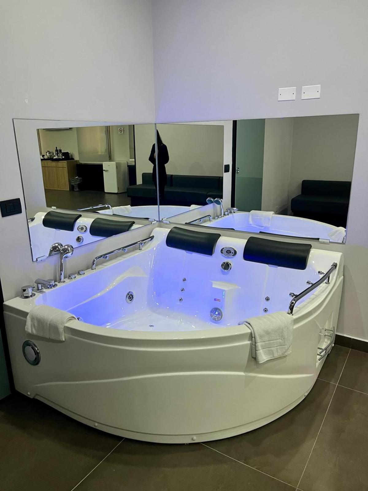 Smart Hotel Карпи Екстериор снимка